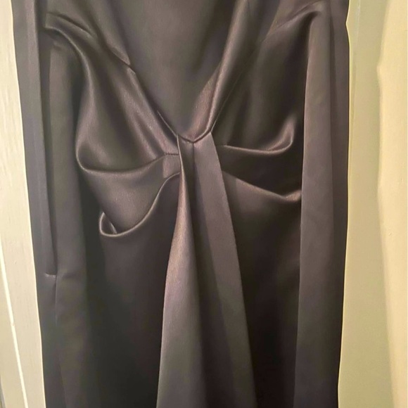 Gorgeous strapless black evening gown. - Picture 2 of 3